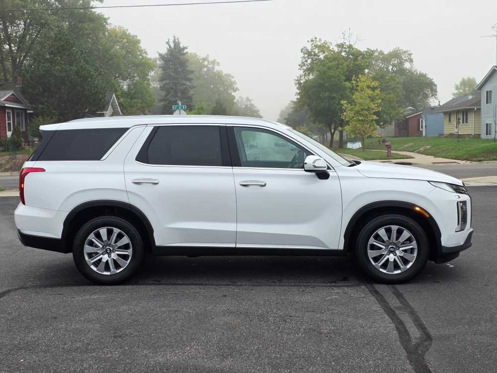 Used 2025 Hyper White Hyundai SEL image 1