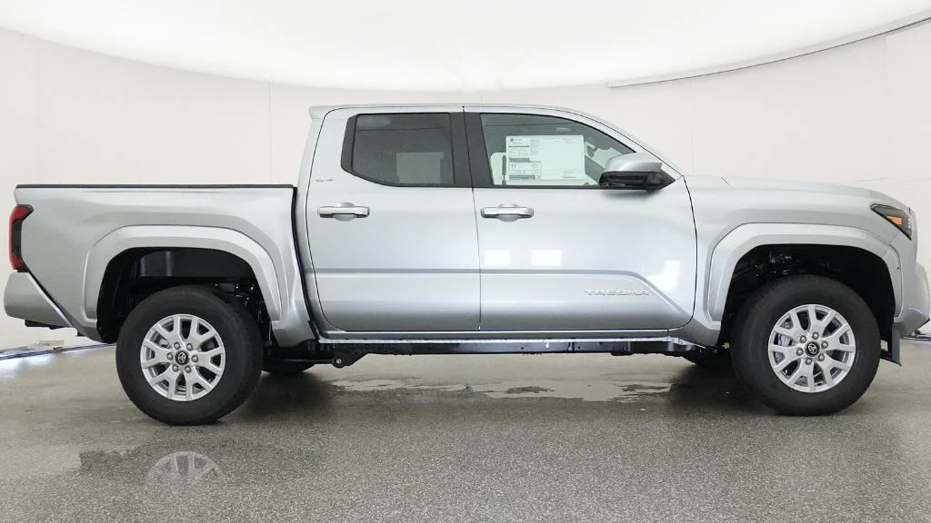 2026 Toyota Tacoma SR5 - Photo 15