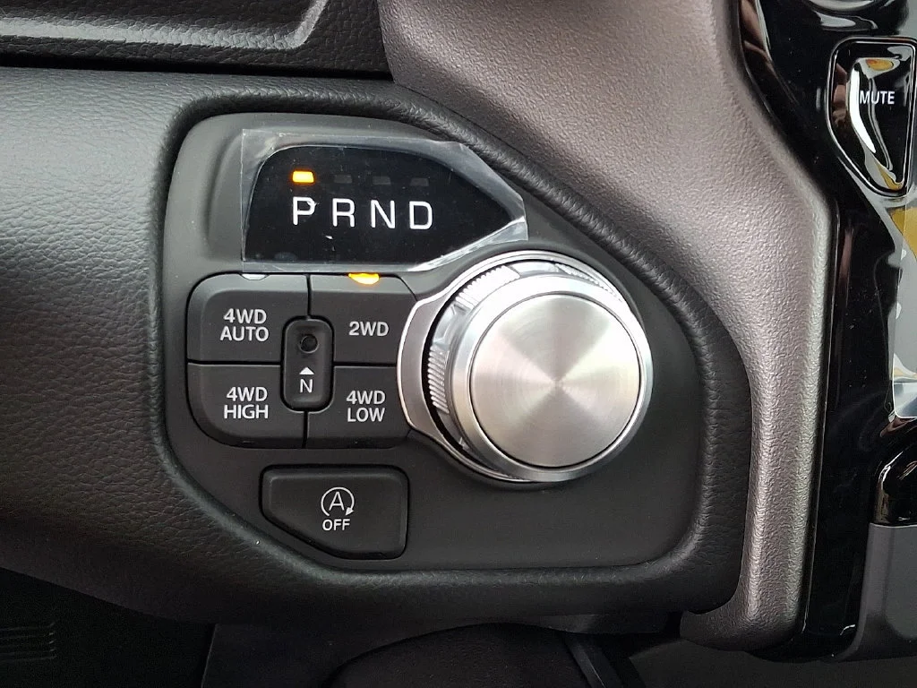 New 2027 Diamond Black Crystal Pearl-Coat Exterior Paint RAM Laramie image 16