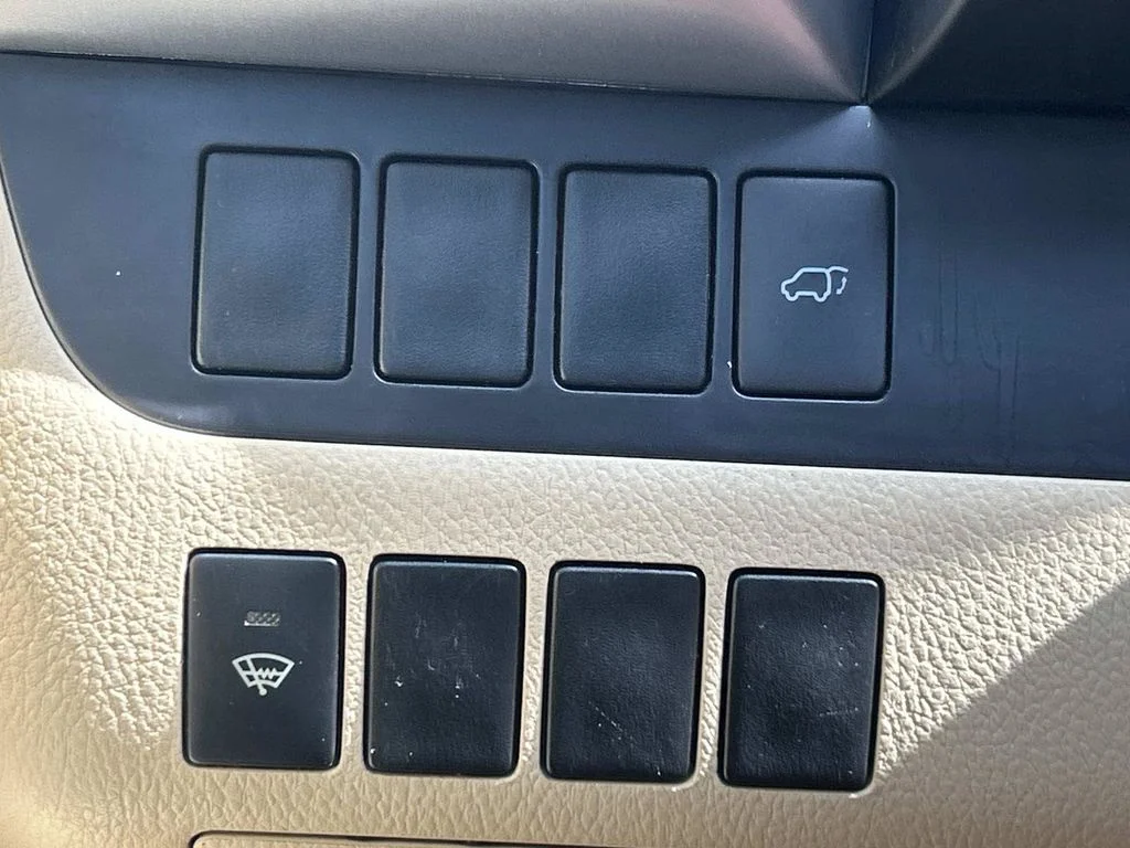 Used 2016 White Toyota XLE V6 image 27