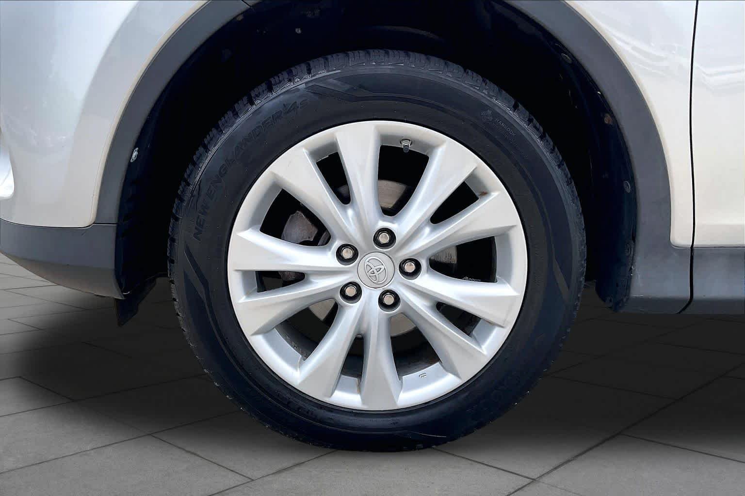 Used 2015 Classic Silver Metallic Toyota Limited image 11