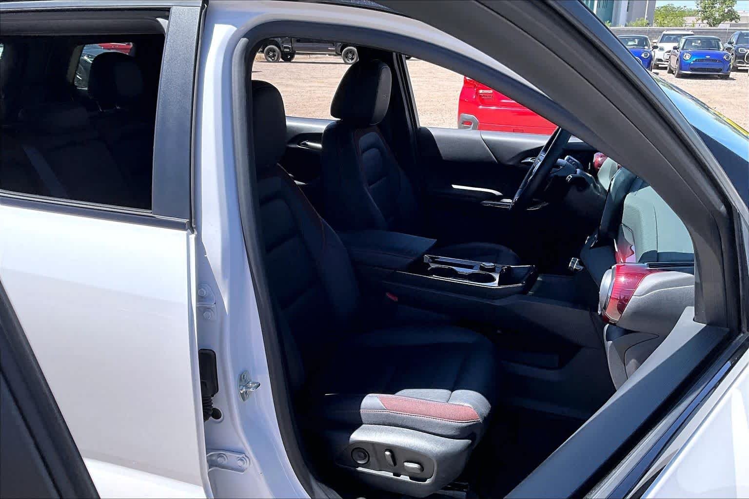 Used 2025 Iridescent Pearl Tricoat Chevrolet FWD RS image 7
