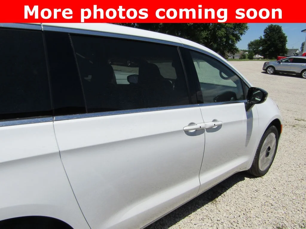 2027 Chrysler Pacifica Limited - Photo 6