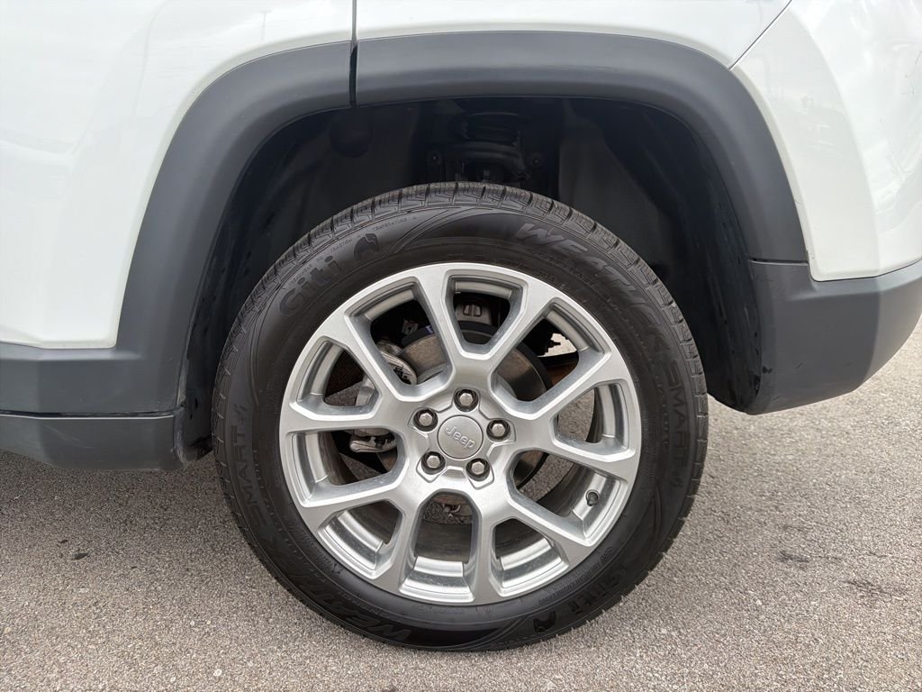 Certified Used 2022 White Jeep Latitude Lux image 22