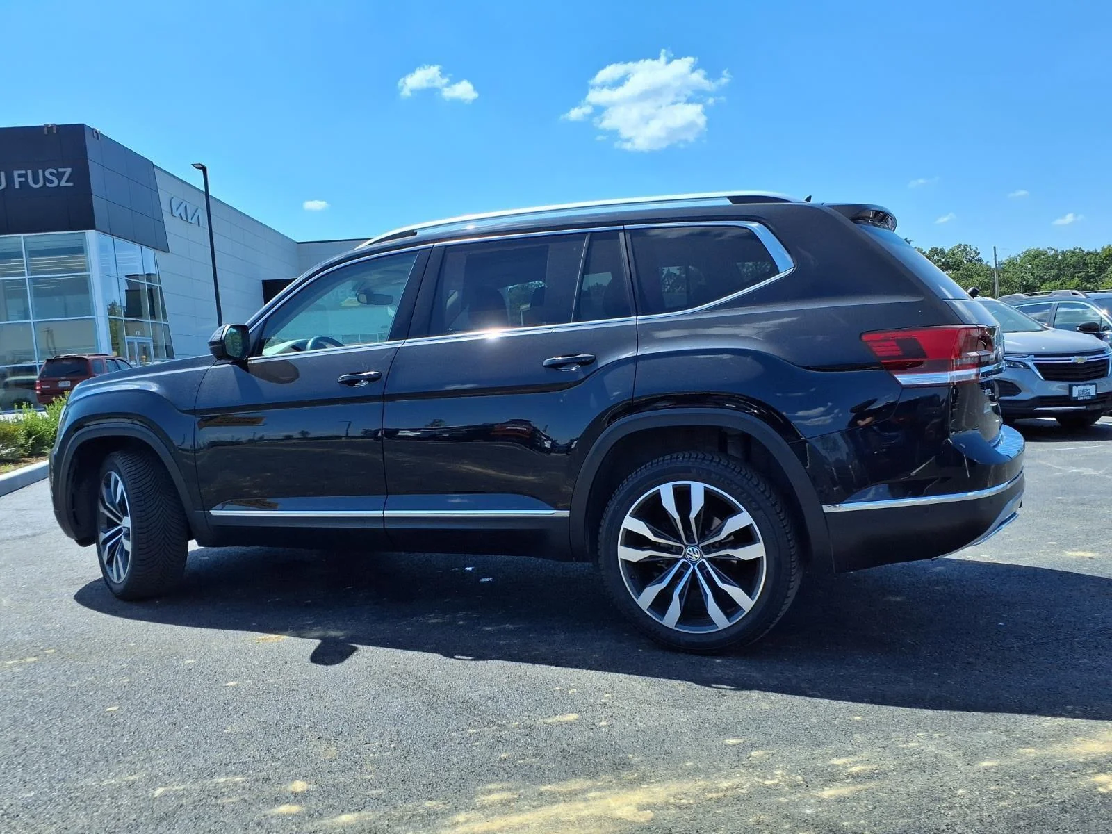 Used 2019 Deep Black Pearl Volkswagen 3.6L V6 SEL Premium image 32