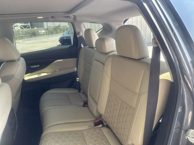 Used 2022 Gray Nissan Platinum image 14