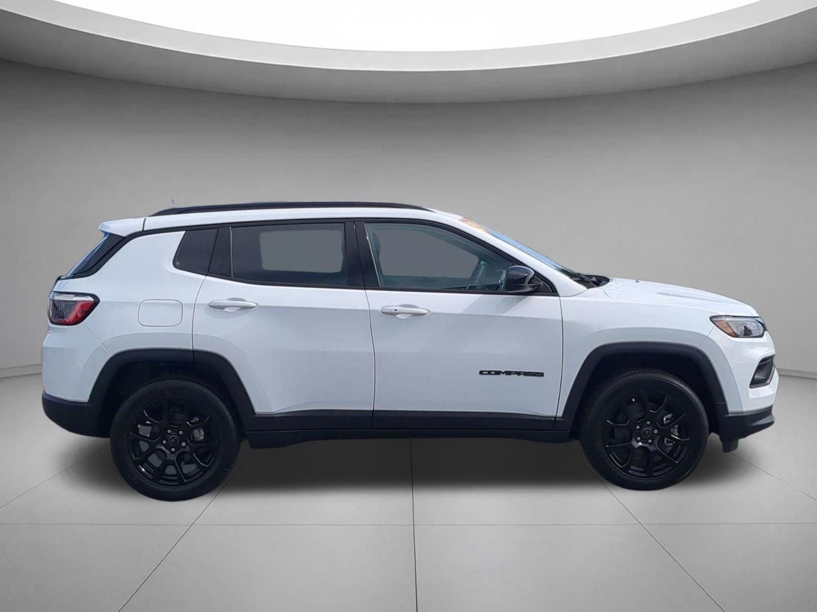New 2026 Bright White Clear-Coat Exterior Paint Jeep Latitude Altitude image 6