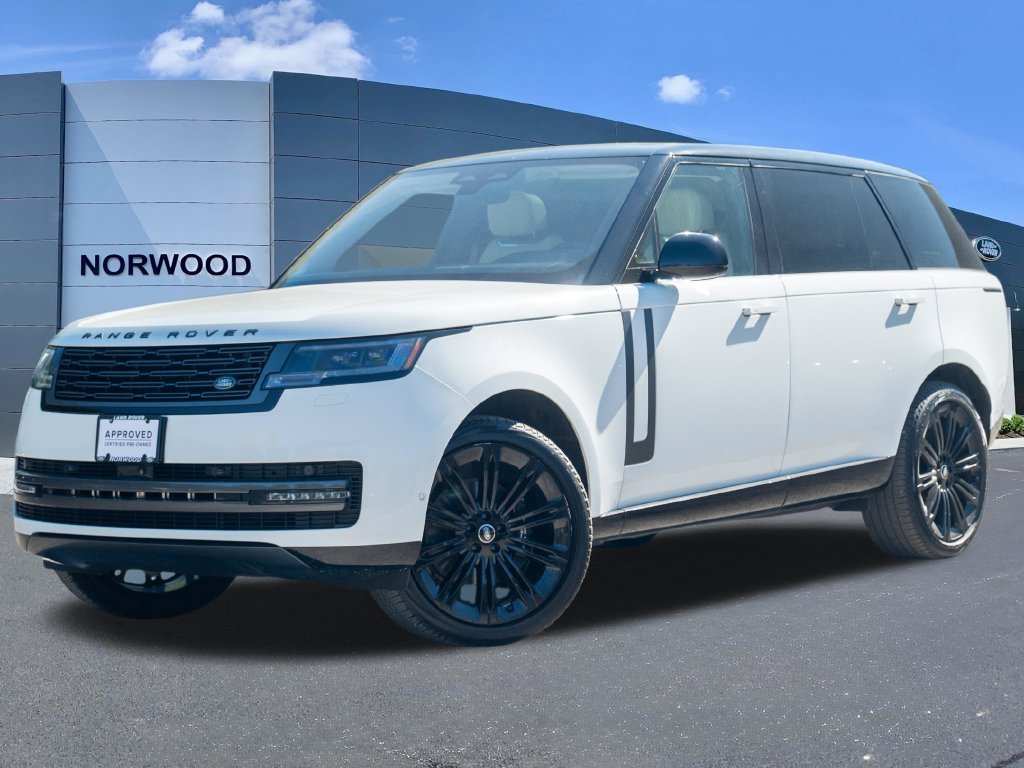 Used 2024 White Land Rover SE image 1
