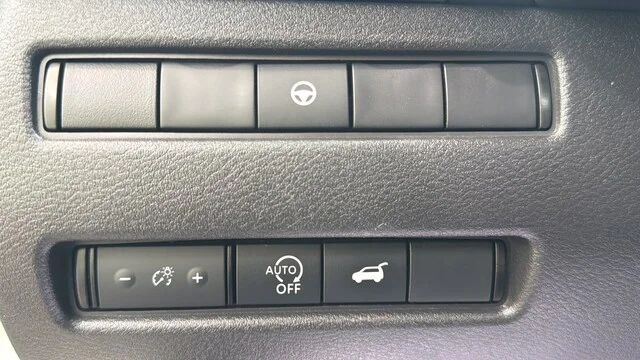 Used 2023 Pearl White Tricoat Nissan SL image 18