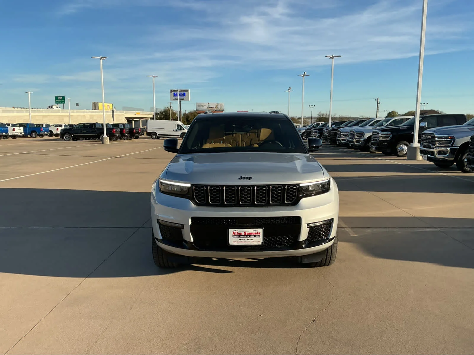 New 2025 Silver Zynith Exterior Paint Jeep Summit Reserve image 3