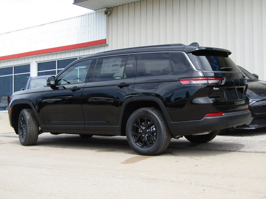 New 2026 Diamond Black Crystal Pearlcoat Jeep Altitude image 10