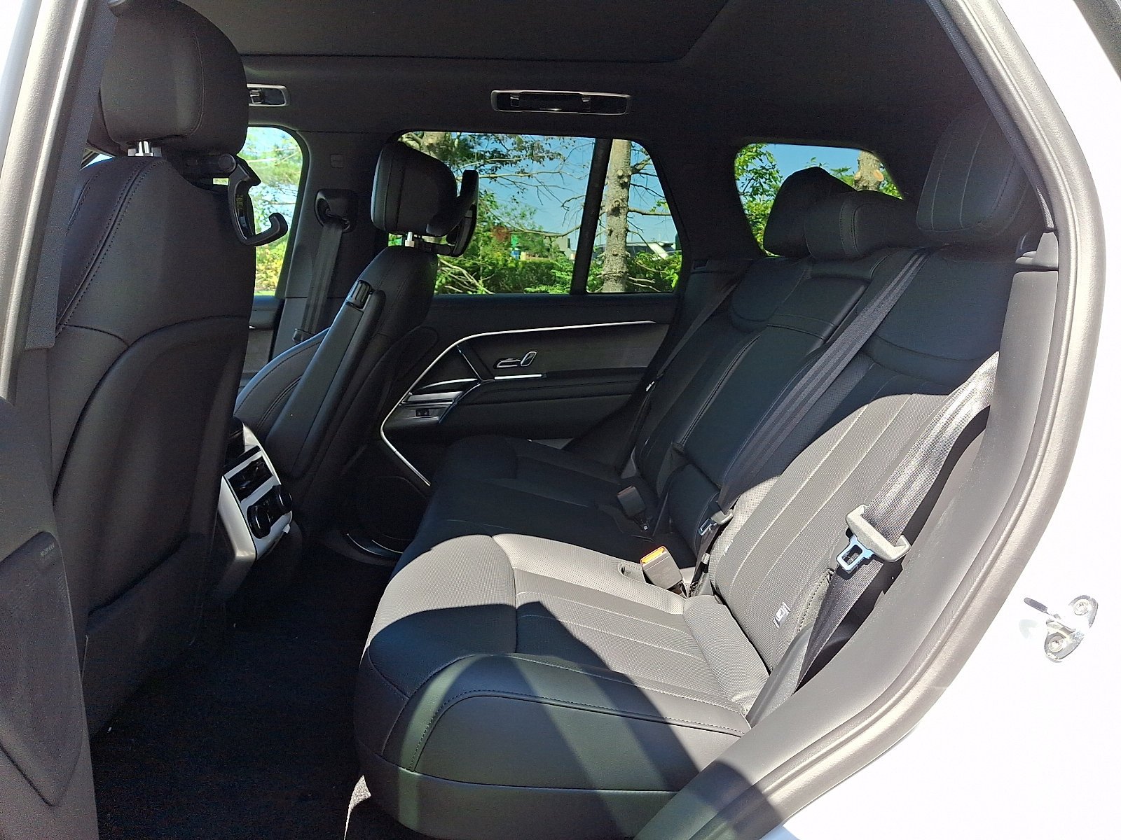 New 2027 Fuji White Land Rover  image 7