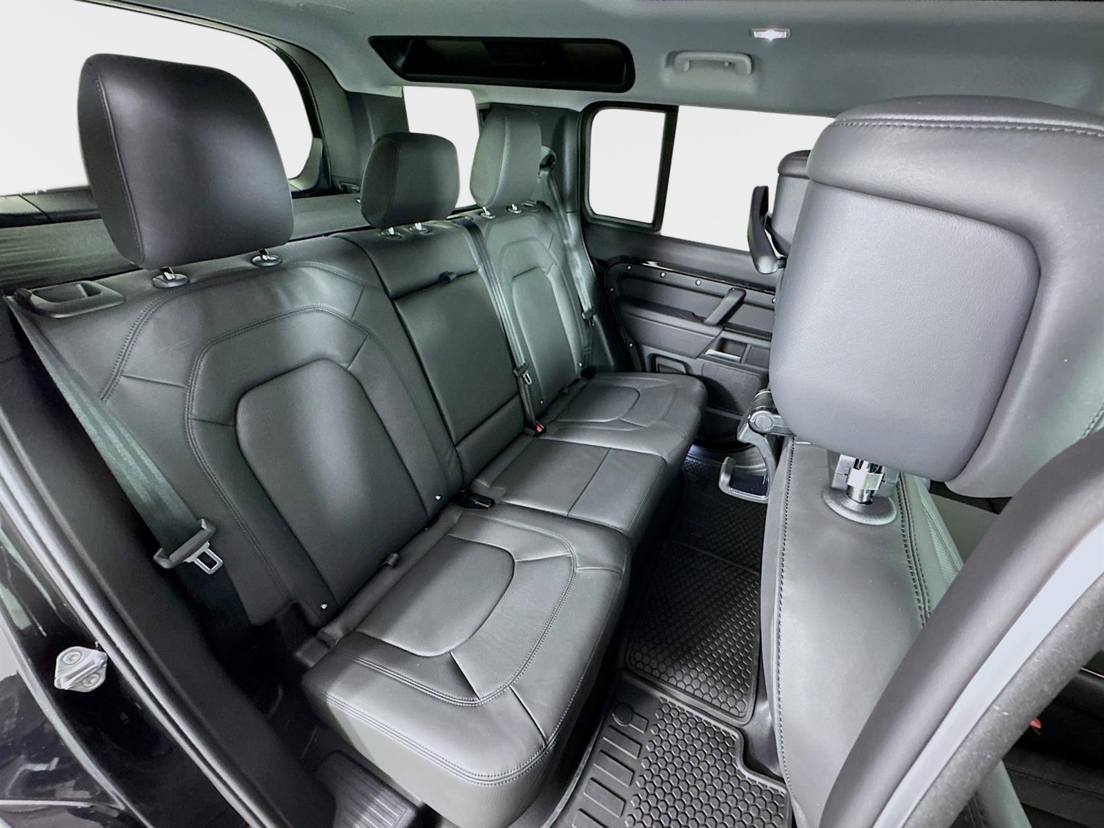 Used 2026 Santorini Black Land Rover X-Dynamic SE image 29
