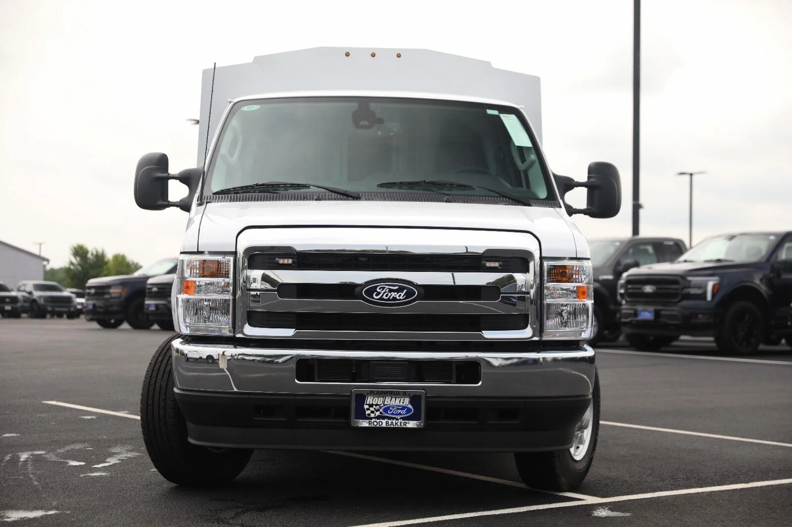 New 2027 Oxford White Ford E-350 SRW image 4