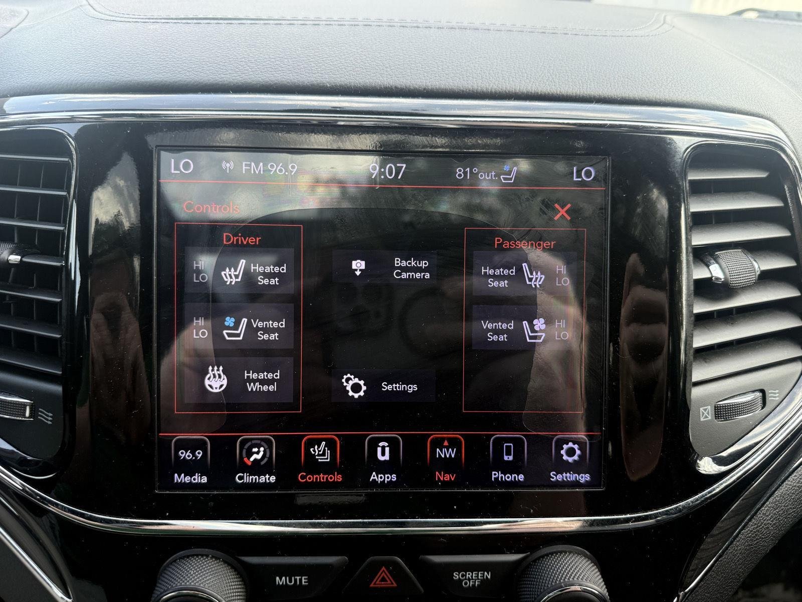 Used 2020 Diamond Black Crystal Pearlcoat Jeep Overland image 5
