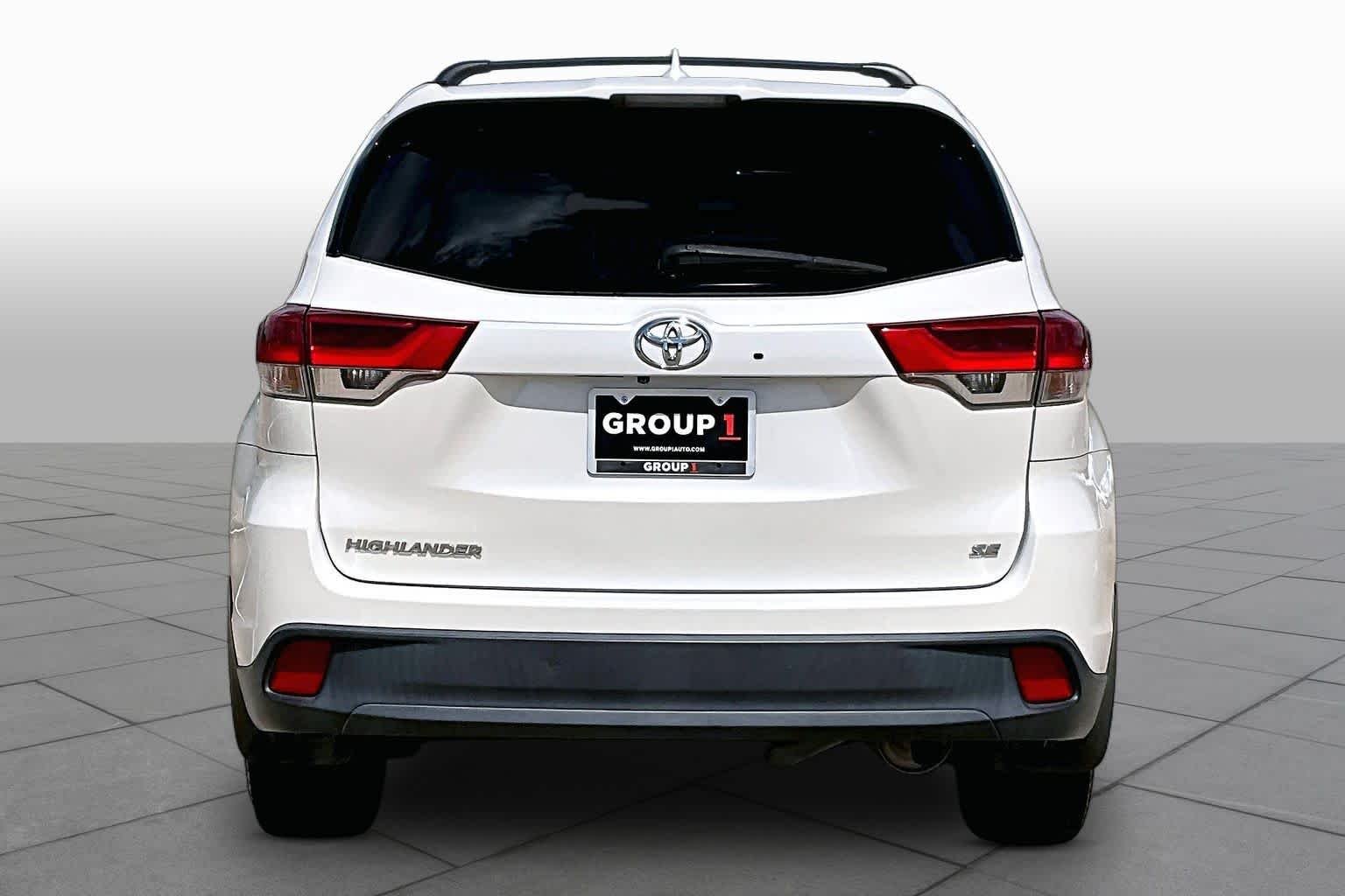 Used 2018 Blizzard Pearl Toyota SE image 5