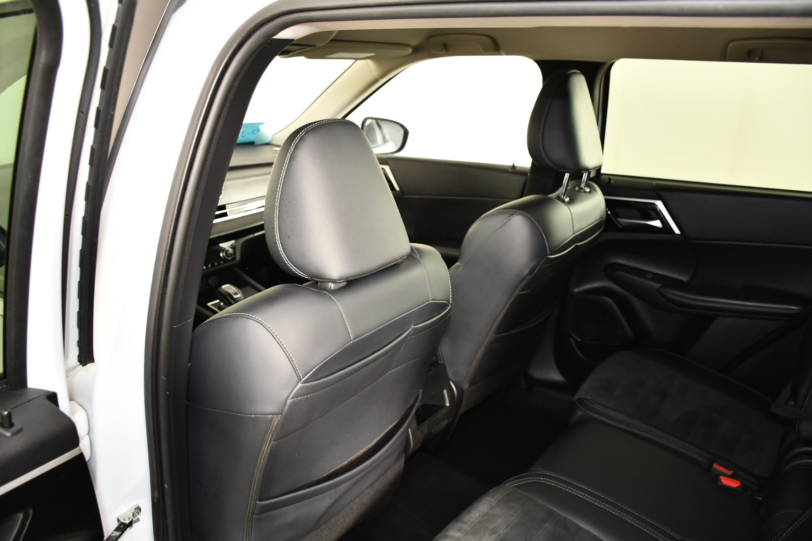 Certified Used 2024 White Diamond Mitsubishi SE image 44