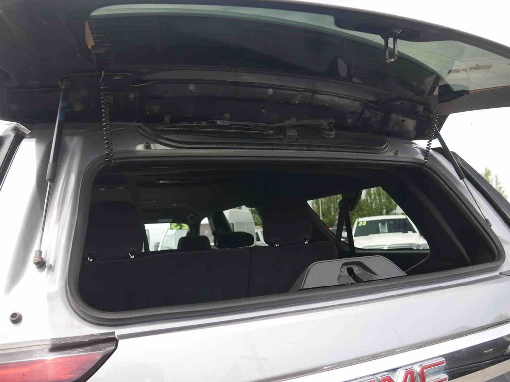 Used 2023  GMC SLE image 10