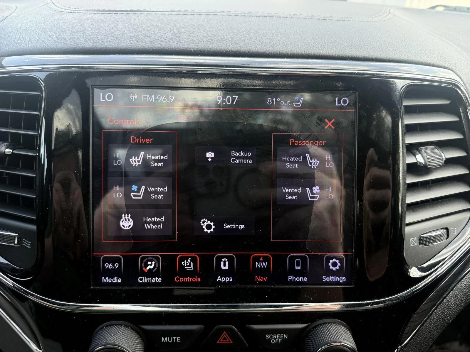 Used 2020 Diamond Black Crystal Pearlcoat Jeep Overland image 5