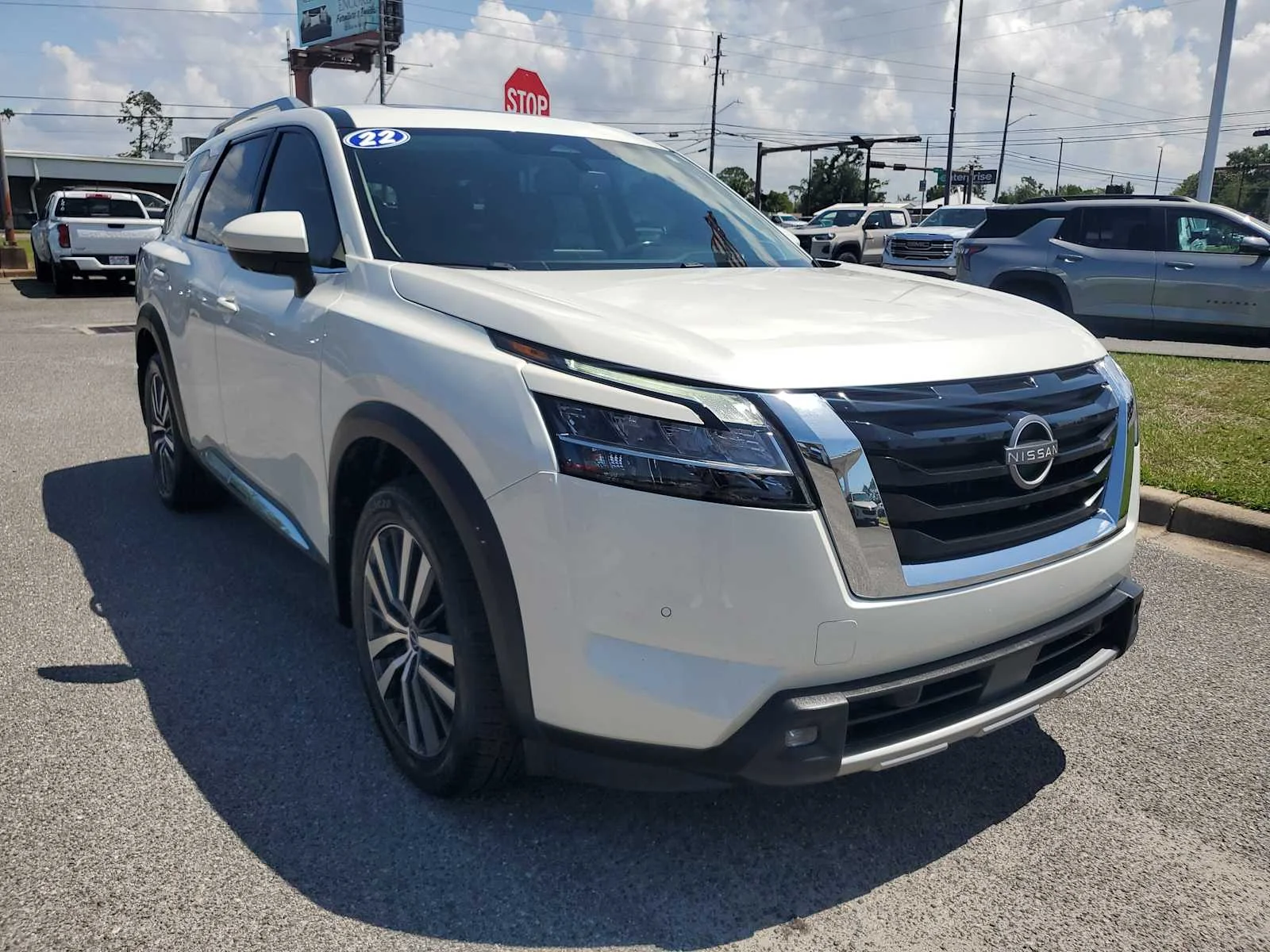 Used 2022  Nissan Platinum image 8