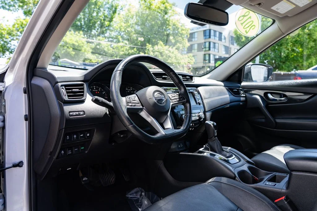 Used 2018 Silver Nissan SL image 20