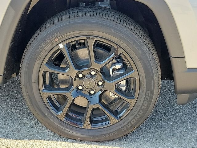 New 2026 Silver Zynith Metallic Clear-Coat Exterior Paint Jeep Latitude image 7