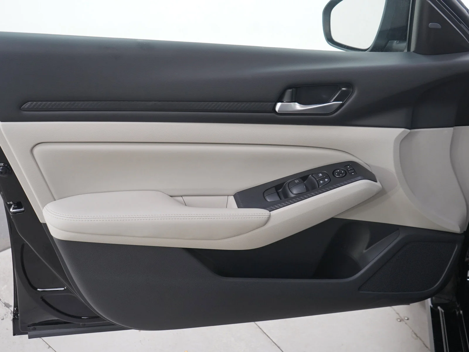 Used 2025 Super Black Clearcoat Nissan 2.5 SV image 19
