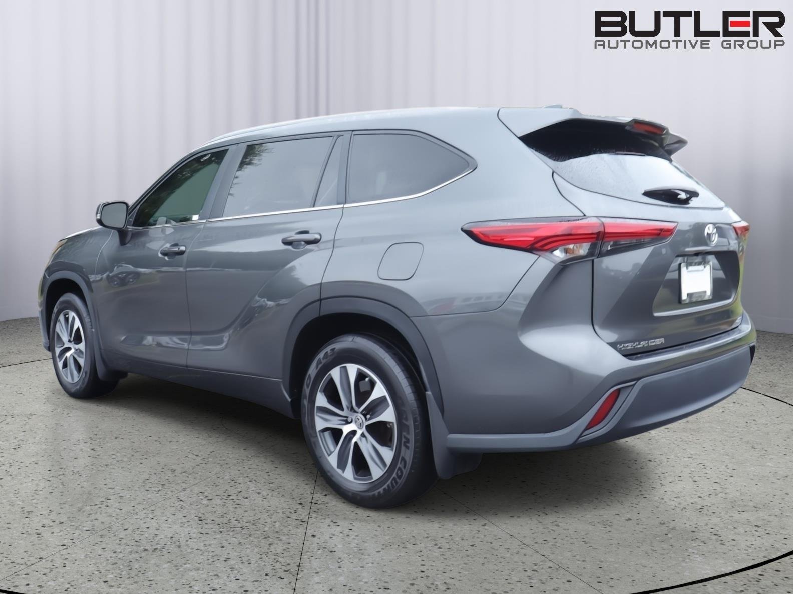 Used 2023 Magnetic Gray Metallic Toyota XLE image 4