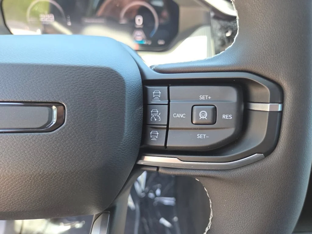 New 2026 Diamond Black Crystal Pearlcoat Jeep Laredo image 33