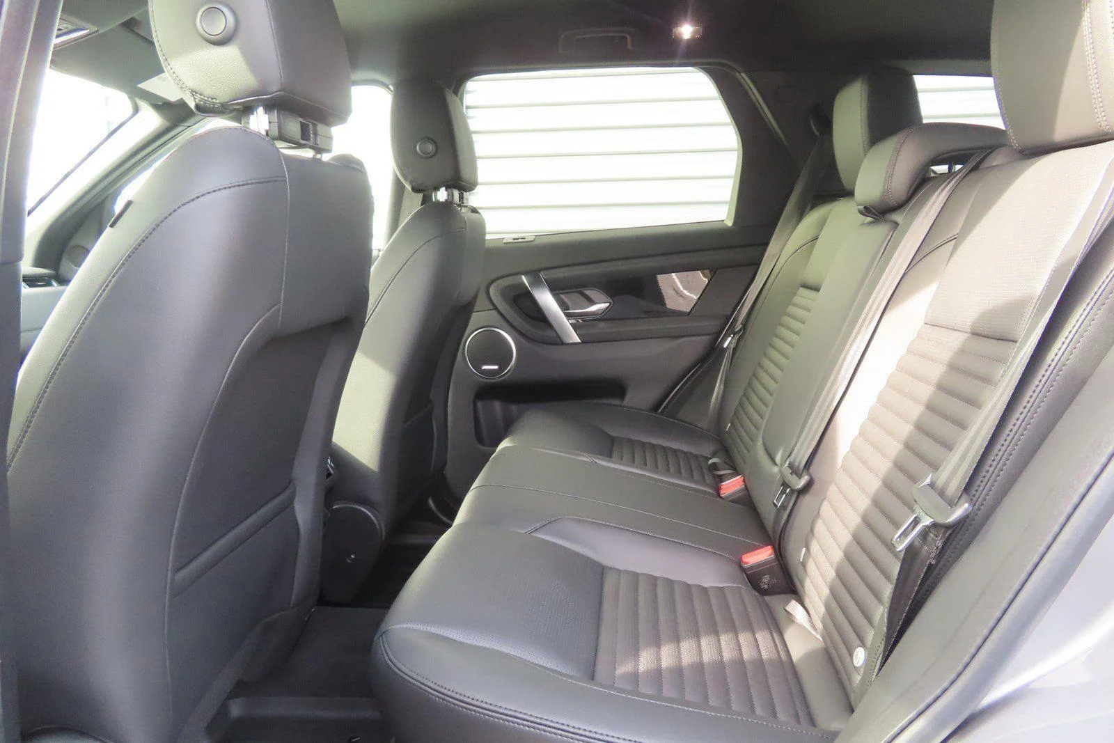 Used 2023 Eiger Grey Metallic Land Rover SE image 6