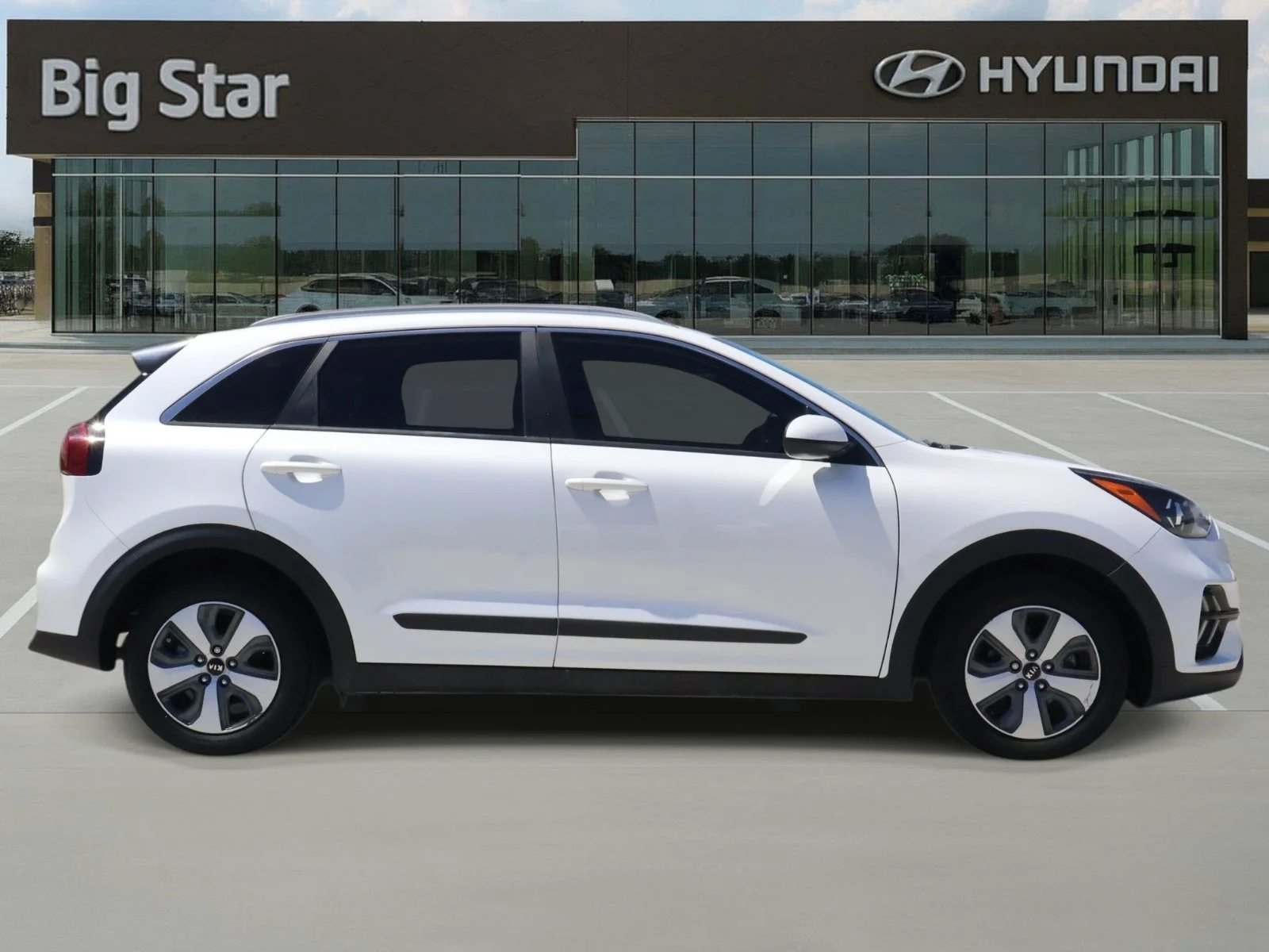 Used 2021 Snow White Pearl Kia LX image 5