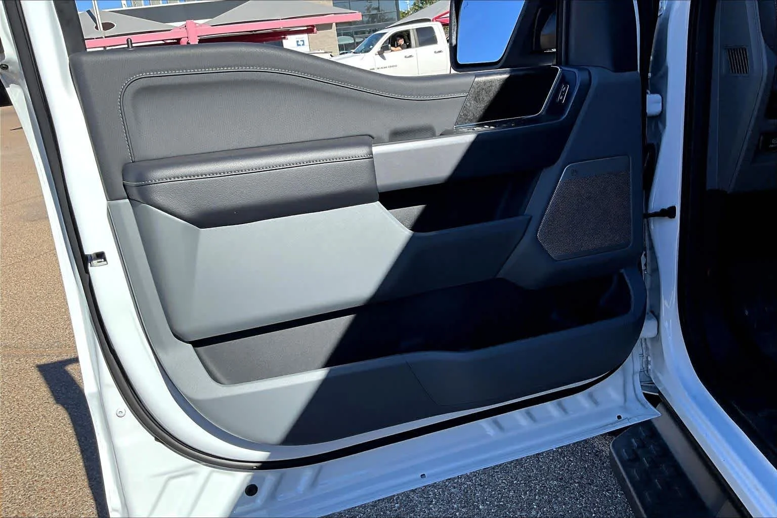 2025 Ford F-150 Lightning Flash - Photo 10