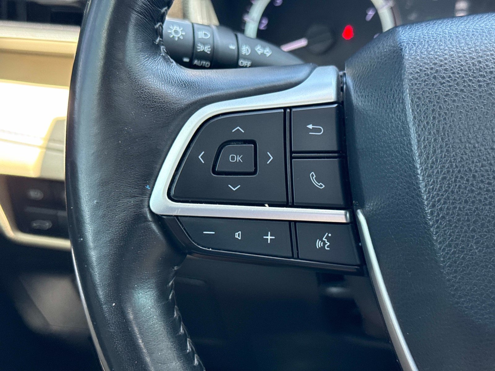 Used 2023 Wind Chill Pearl Toyota XLE image 29
