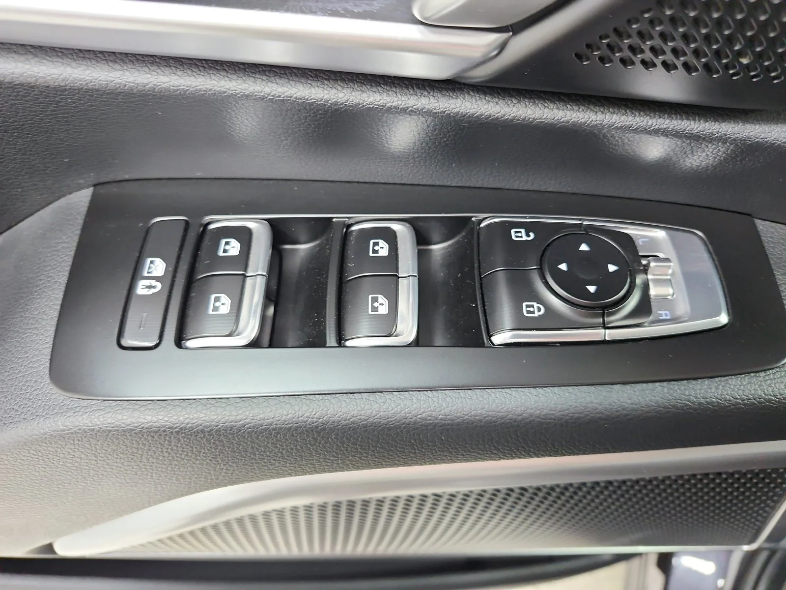 Used 2025  Kia S image 34