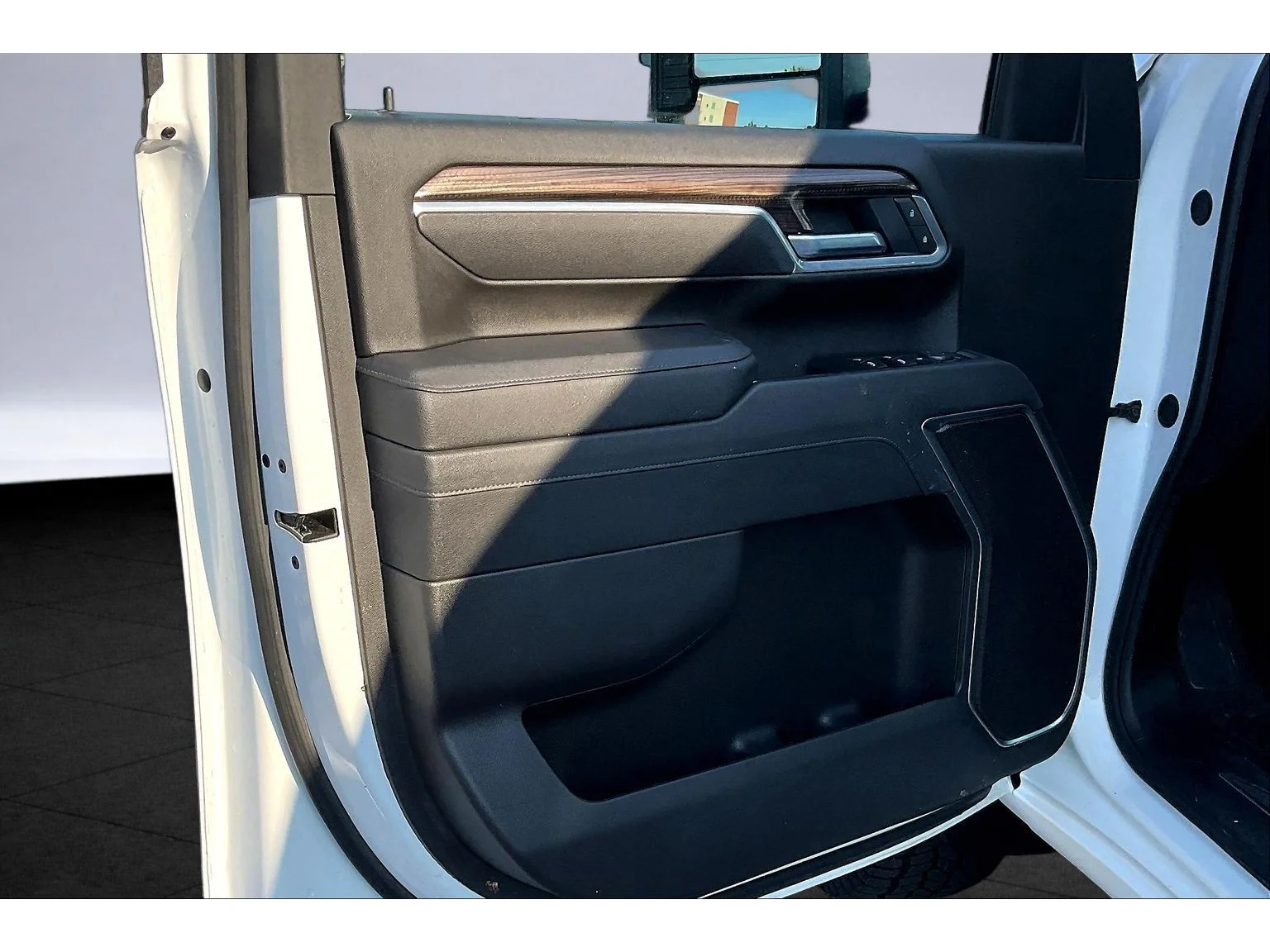 Used 2025 Summit White Chevrolet LT image 16