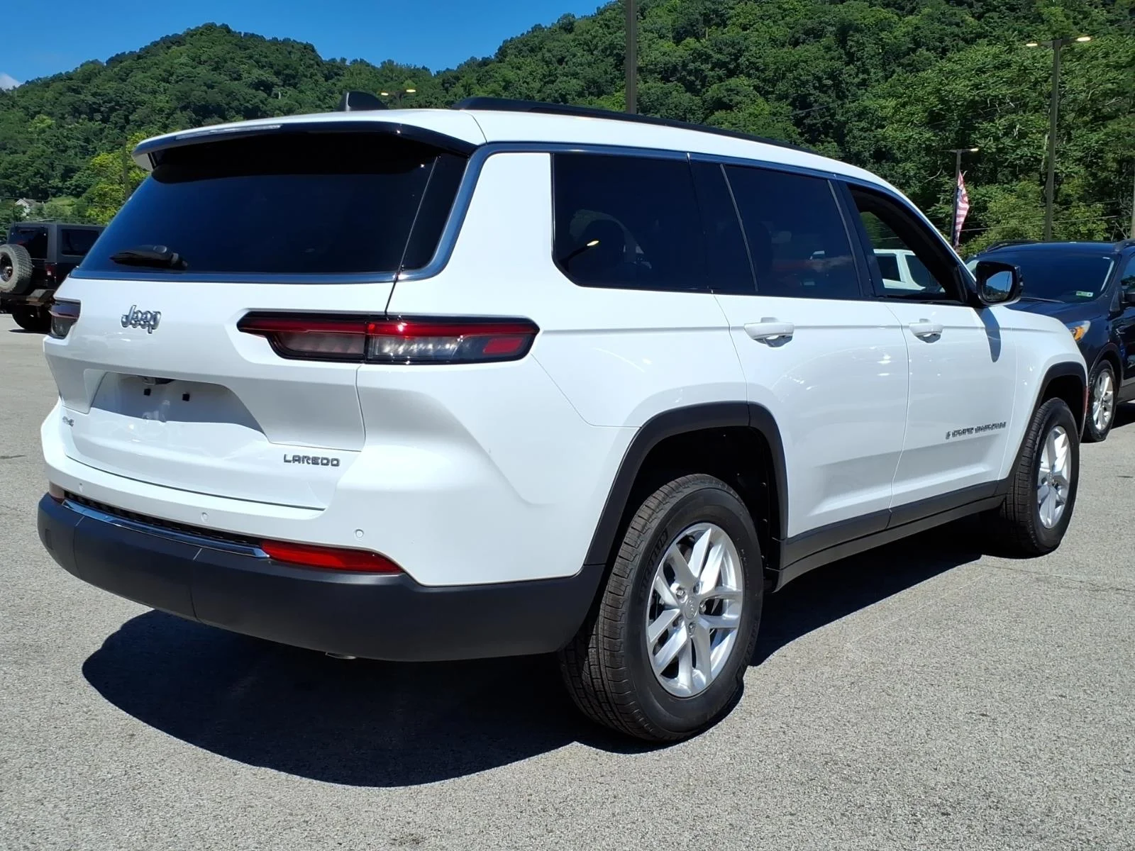 New 2026 Bright White Clear-Coat Exterior Paint Jeep Laredo X image 2