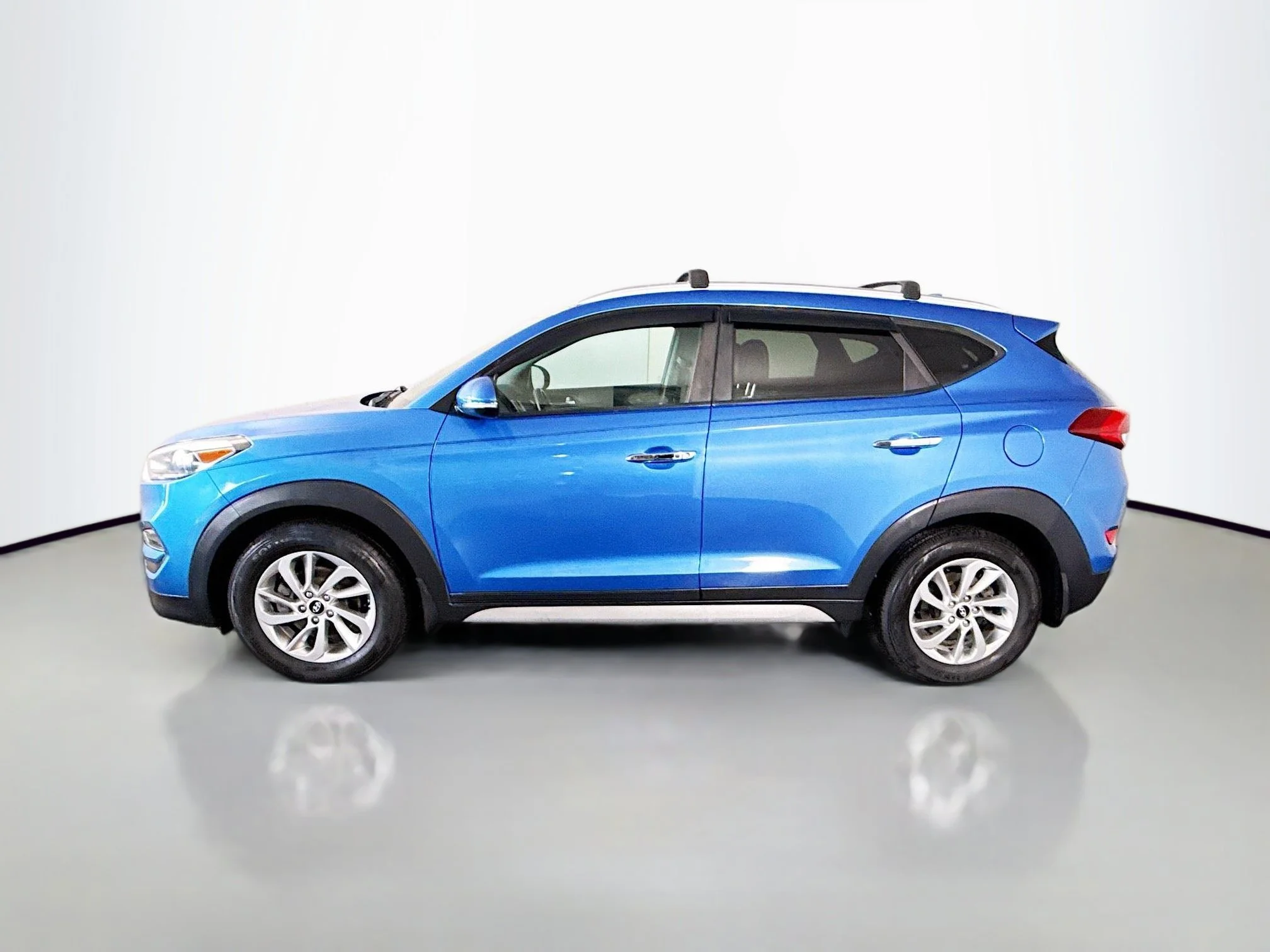 Used 2017 Caribbean Blue Hyundai SE Plus image 4