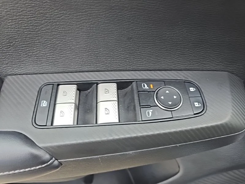 Used 2022  Mitsubishi SE image 21