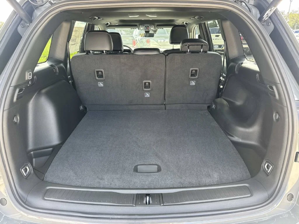New 2027 Gray Jeep Laredo Altitude image 11