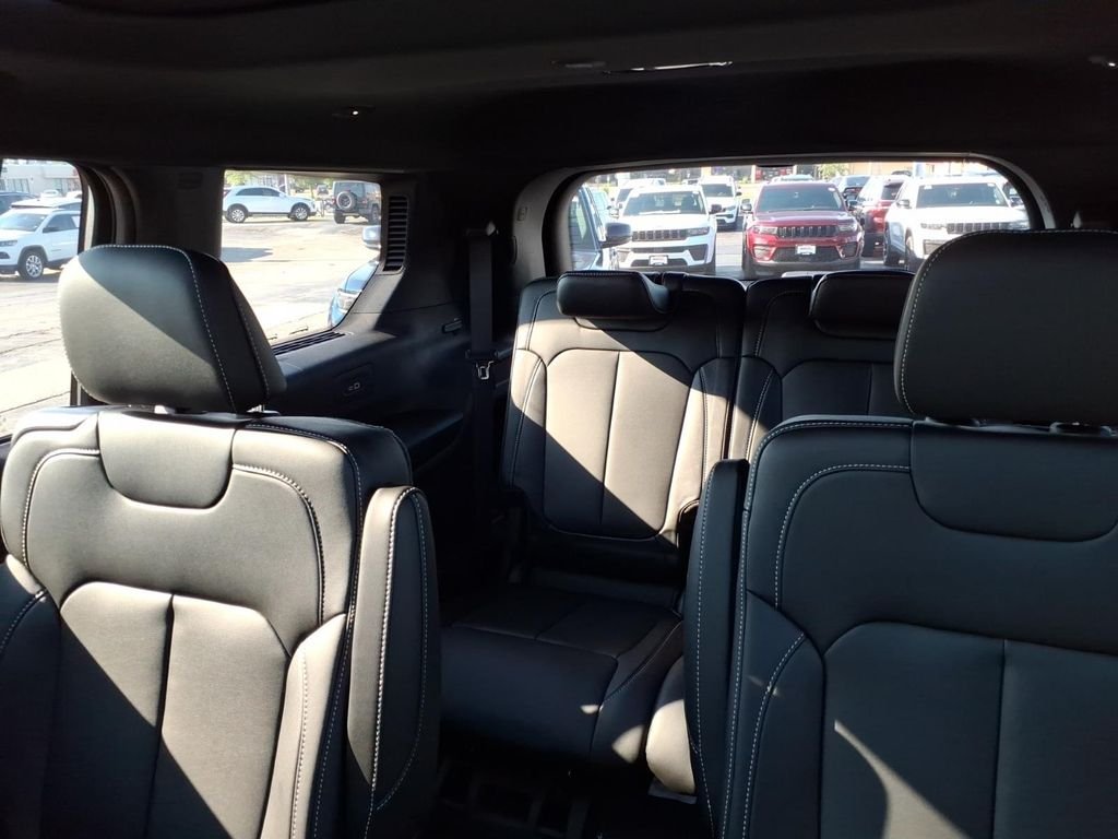 New 2026 Fathom Blue Pearl-Coat Exterior Paint Jeep Limited image 13