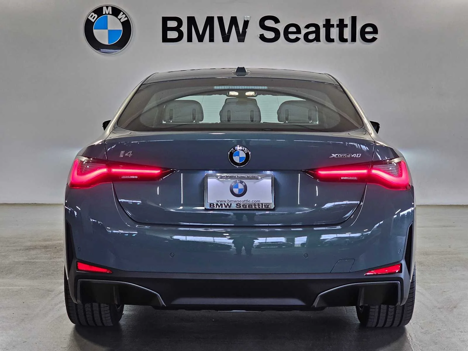 New 2026 Cape York Green Metallic BMW xDrive40 image 5