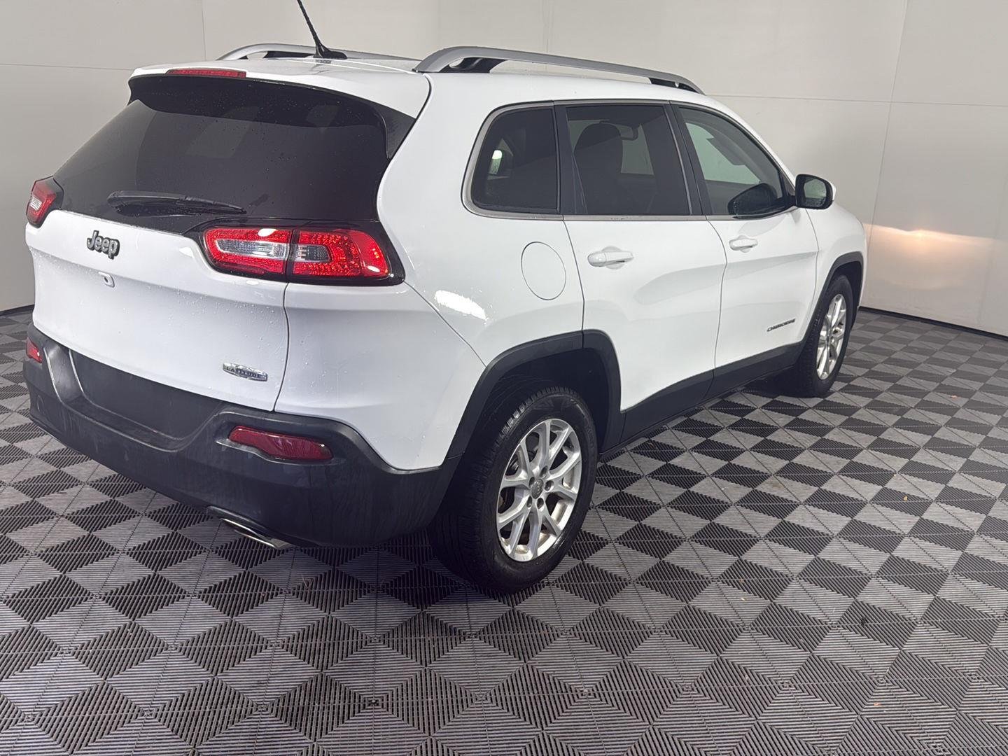 Used 2015 Bright White Clearcoat Jeep Latitude image 7