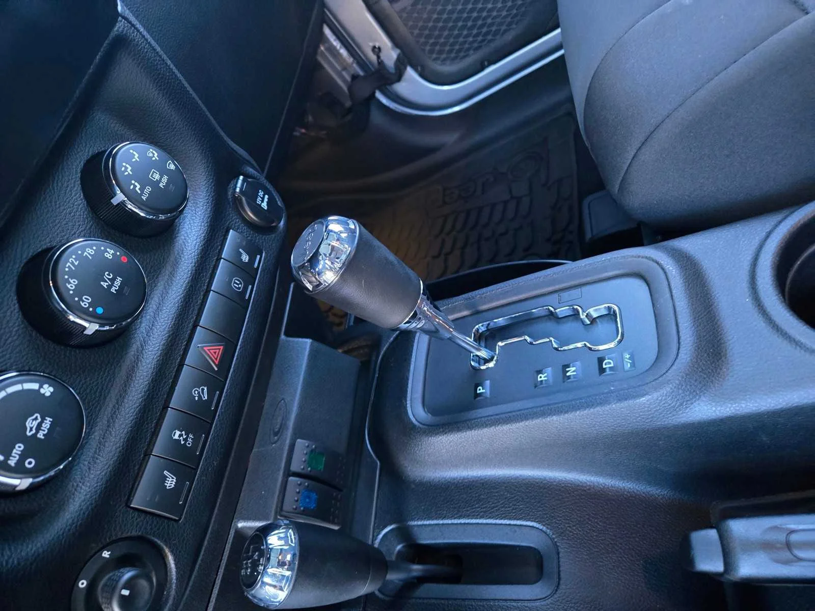 Used 2014  Jeep Rubicon image 14