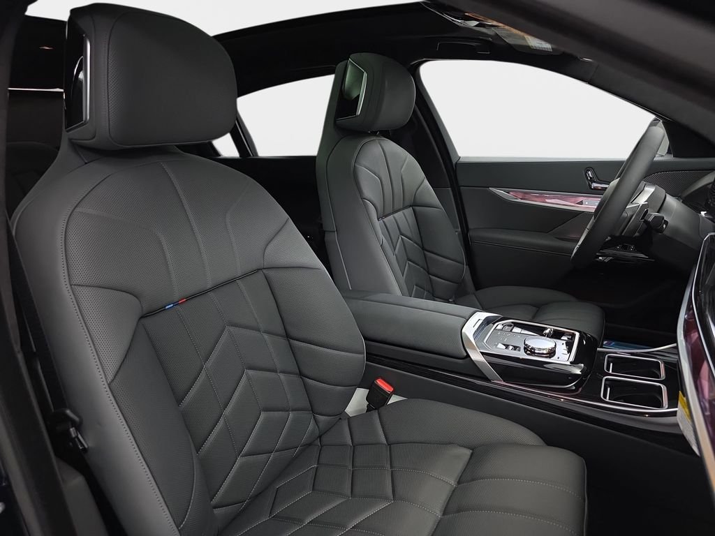2026 BMW 7 Series 750e - Photo 9