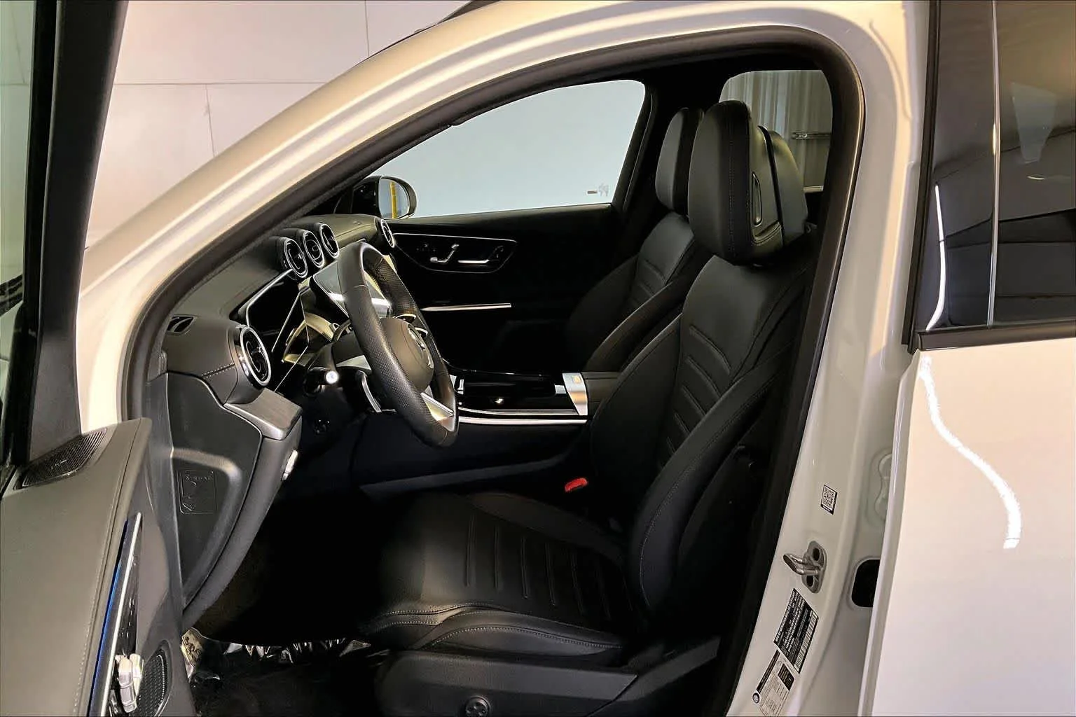 Certified Used 2025 Polar White Mercedes-Benz GLC 300 image 9
