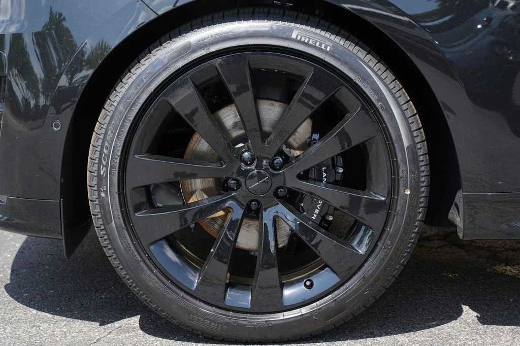 New 2026 Santorini Black Land Rover Dynamic SE image 10