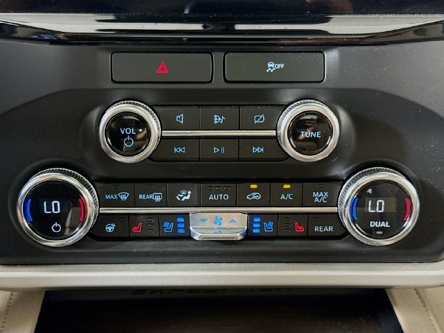 Used 2022  Ford Limited image 16
