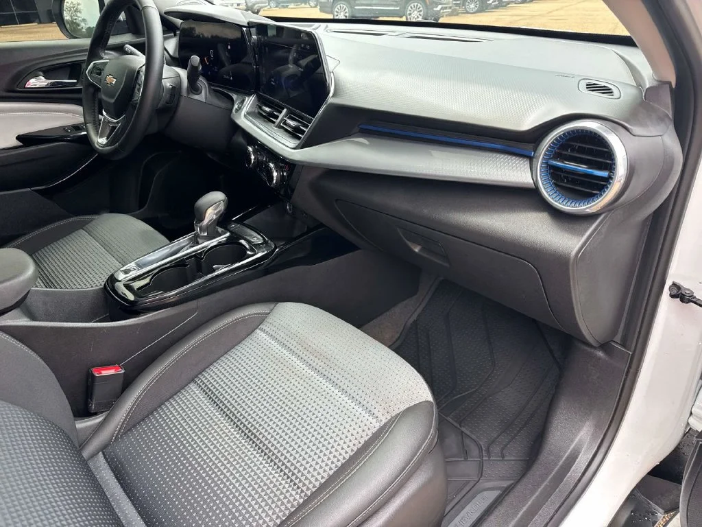 Used 2025 White Chevrolet LT image 18