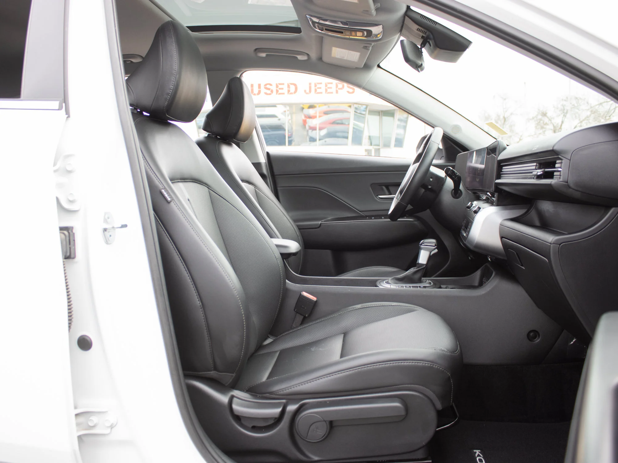 Used 2025 White Hyundai Preferred* AWD, Heated Seats & Wheel, Sunroof, Remote Start image 17