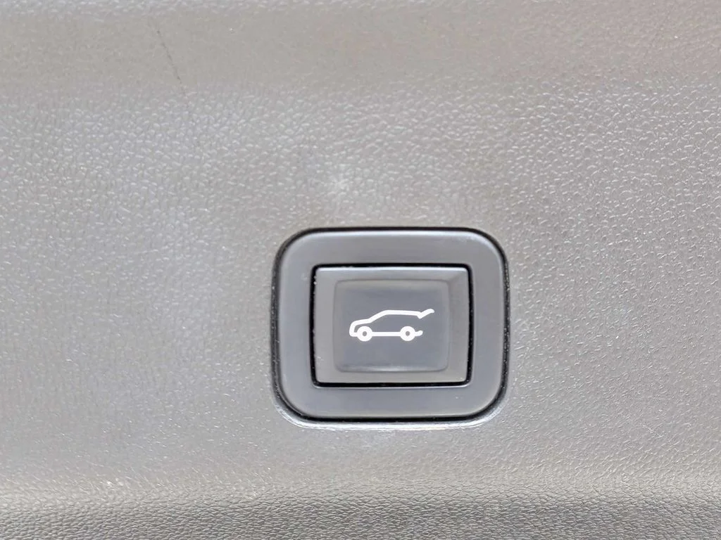 Used 2022 White Chevrolet Z71 image 14
